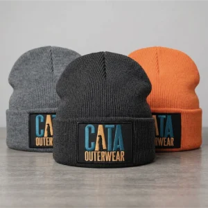 Gorro de lana con parche bordado